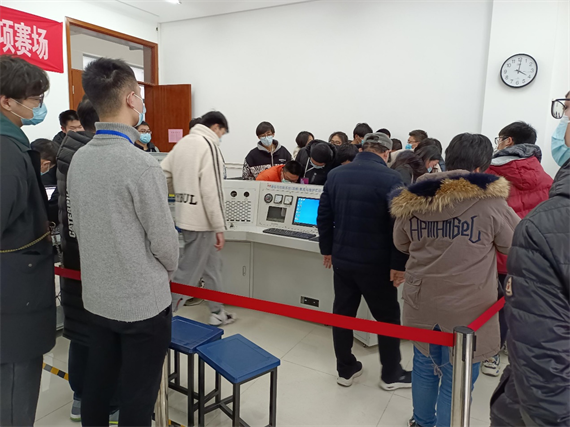 图4赛前熟悉场地 图4赛前熟悉场地