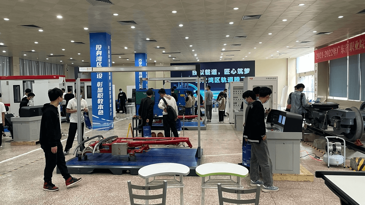 参赛选手参观竞赛场地 参赛选手参观竞赛场地